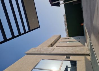 شاليه بجلسة خارجية ومسبح 