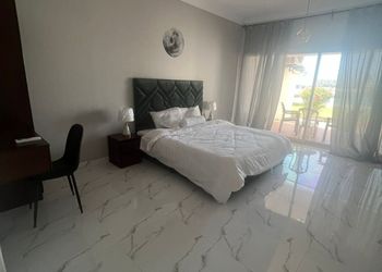 شاليه بصالة مطلة على البحر 