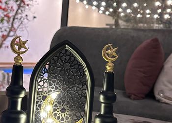 شاليه بجلسة تطل على مسبح خارجي 
