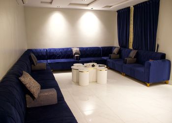 شاليه بمسطح اخضر وجلسة خارجية 