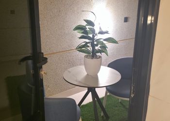 غرفة بسرير ماستر و اثاث مريح