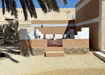 استراحة بمسبح خارجي وجلسة خارجية