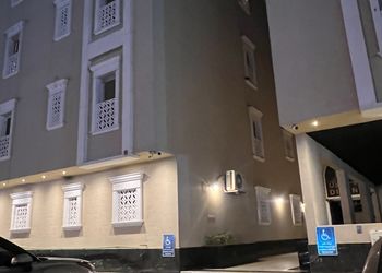 شقة بصالة انيقة ودخول ذاتي