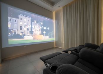 شقة بغرفتين نوم وسينما وبلياردو 