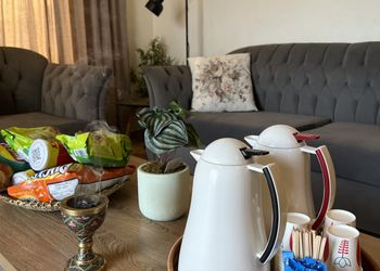 استراحة بغرفة جلوس وفناء خارجي 