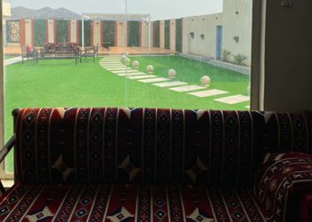 شاليه بجلسة مطله على المسبح