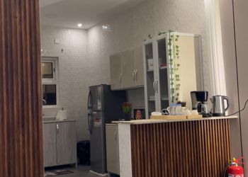 شقة بصالة مريحة وغرفة نوم 