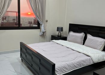 شقة أنيقة بصالة وثلاث غرف نوم 