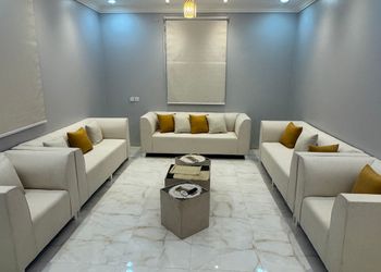 شقة بصالة جلوس وثلاث غرف نوم 