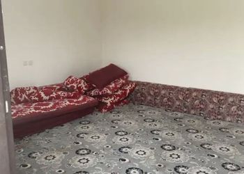 شاليه بجلسة خارجية ومسطح اخضر