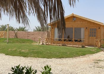 مزرعة بكوخ وإطلالة على الحديقة