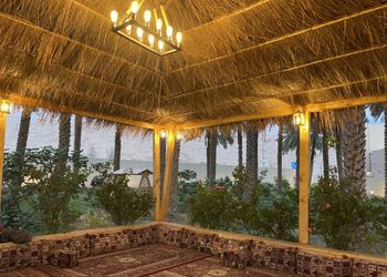 مزرعة بمسبح مطل على الحديقة