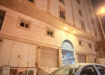 شقة بصالة مريحة ودخول ذاتي 