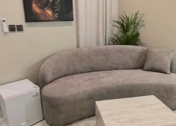استديو بأثاث مريح وبسيط 