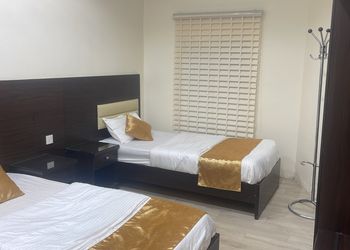 مزرعة بإطلالة جبلية واشجار 