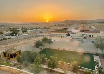 منتجع  بملحق خارجي مطل على الحديقه 