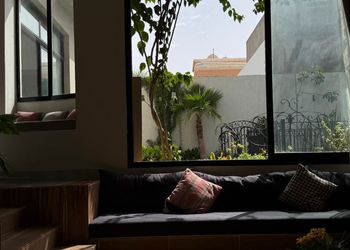 شاليه بجلسة خارجية ومسطح اخضر