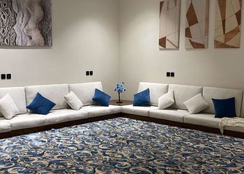 شاليه بصالة أنيقة وفناء خارجي 