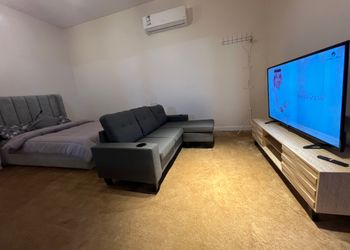 شاليه بجلسة خارجية ومسطح اخضر