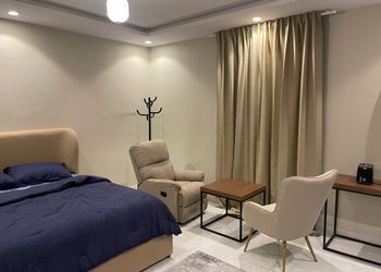 استديو بأثاث مريح وبسيط 