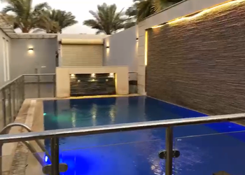 شاليه بمسبح خارجي وجلسة خارجية