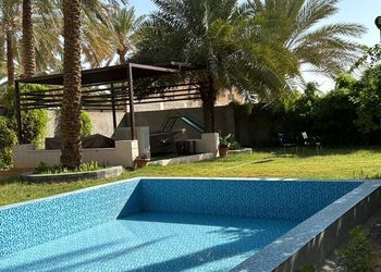 استراحة بمسطح اخضر وجلسه خارجيه