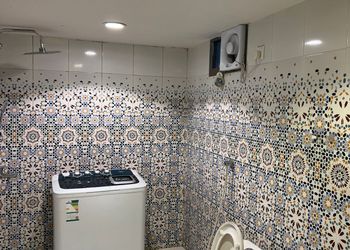 شاليه بمسطح اخضر وجلسة خارجية