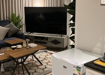 شقة بصالة أنيقة ودخول ذاتي