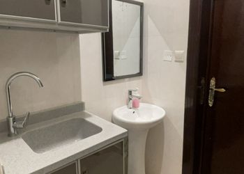 استديو بأثاث مريح وبسيط