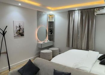 استديو بسرير ماستر وأثاث مريح 