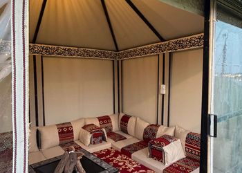 شاليه بمسطح اخضر ومجالس 