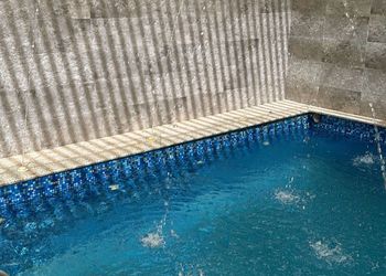شاليه بمسطح اخضر ومسبح 