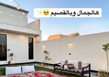 شاليه بجلسة مطلة على مسبح 