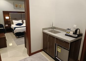 استديو بأثاث بسيط ومريح 