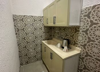 غرفة بأثاث مريح وبسيط