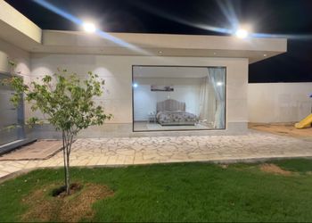 شاليه بمجلس مطل على المسبح 