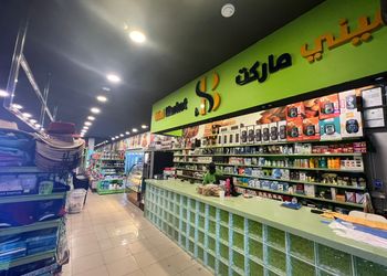 شاليه بصالة واسعة ومسبح خارجي 