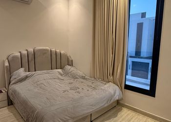 استديو بأثاث مريح وبسيط 