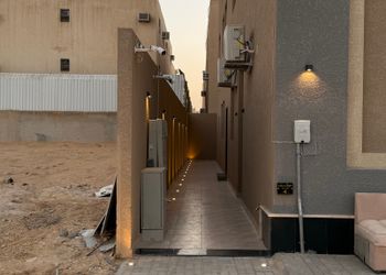 استديو بسرير مريح وتصميم هادئ 