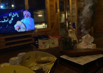 كوخ بألعاب مائية ومسطح اخضر