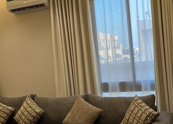 شقة بغرفة معيشة وغرفة نوم