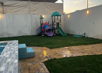 شاليه بجلسة خارجية وألعاب أطفال