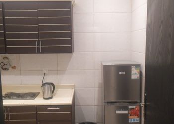شقة بغرفة معيشة وغرفتين نوم 