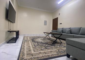 شقة بصالة مريحة وغرفتين نوم 