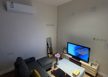 شاليه بجلسة خارجية ومسطح اخضر
