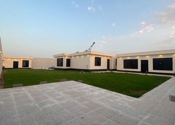 شاليه بجلسة تطل على مسبح خارجي 