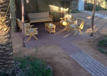 استراحه بمسطحات خضراء وغرف نوم