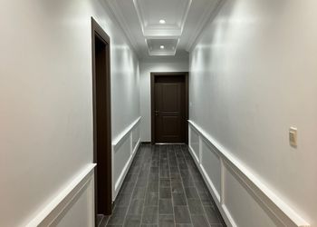 شقة واسعة بصالة وثلاث غرف نوم 