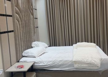 استديو بأثاث مريح وبسيط 