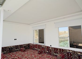 استراحة بمجالس واسعة وفناء خارجي